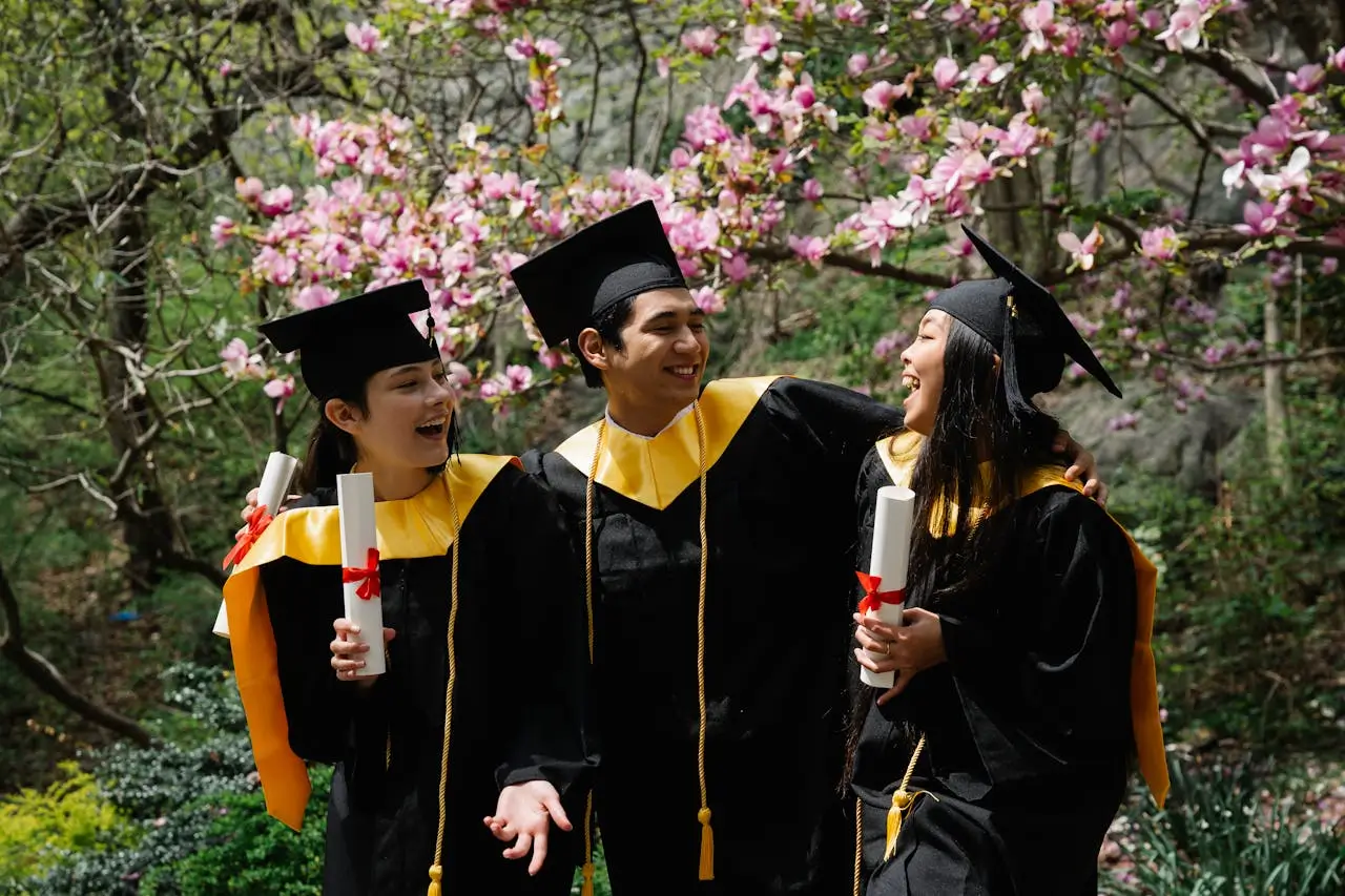 photograph-of-a-group-of-Honjo International Scholarship Foundation students-celebrating-their-graduation