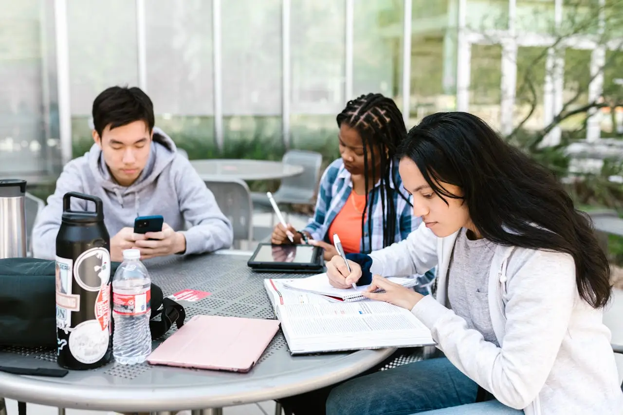 photo/college of Deakin Vice-Chancellor’s International Scholarship students-studying-together