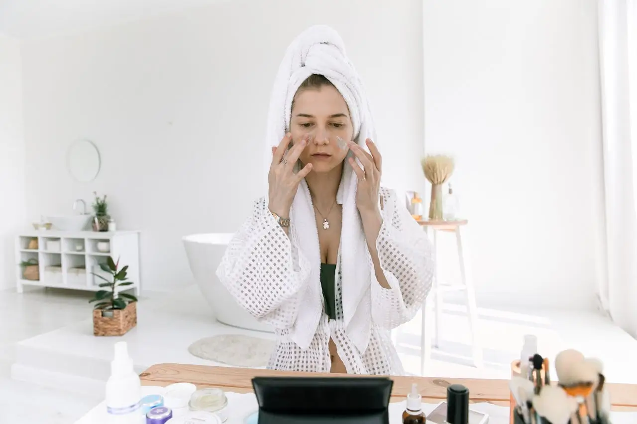 A lady using Best Retinol Serum for Beginners in her skincare routine